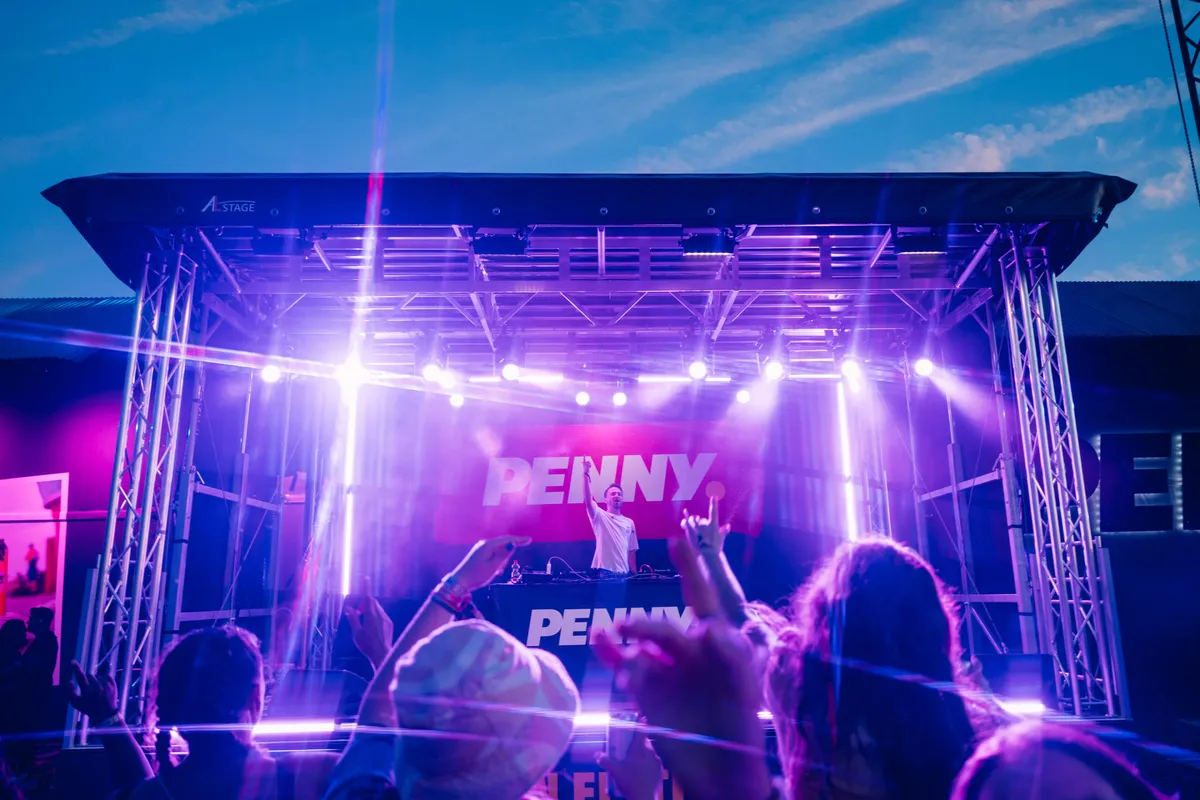 Deejay Plus beim Festival mit live DJ-Performance und Festival-Atmosphäre.